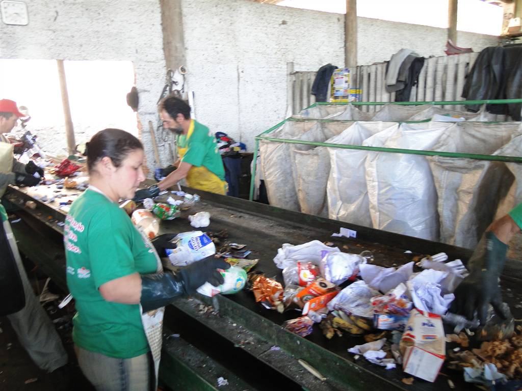 Centro de Triagem e Valorização dos Resíduos Sólidos de Maracajá ganha mais agilidade com compra de esteira