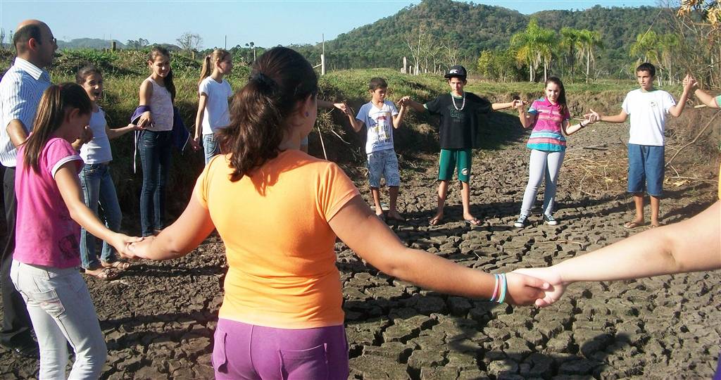 O objetivo é informar as crianças sobre a importância do racionamento de água