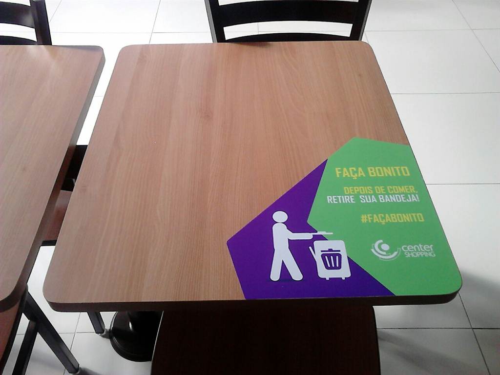 A praça de alimentação do Center Shopping está sendo utilizada para conscientizar os usuários na limpeza do local